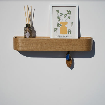 Eichenholzregal für den Flur – mit Magneten für Schlüssel und Haken.