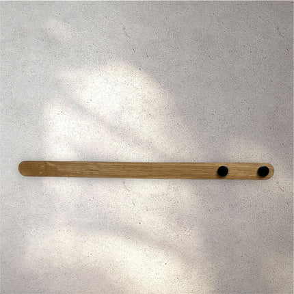 drewniany wieszak do łazienki, wieszak dębowy, wieszak łazienkowy drewniany, minimalistyczny wieszak z drewna, skandynawski styl łazienki, naturalne drewno w łazience, wieszak z litego dębu, drewniany wieszak ścienny, wieszak łazienkowy skandynawski, wieszak drewniany ścienny, dębowe dodatki do łazienki, drewniany uchwyt na ręczniki, wieszak ręcznikowy, wieszak drewniany minimalistyczny, wieszak nowoczesny, drewniane akcesoria łazienkowe, 