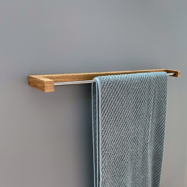 wieszak drewniany minimalistyczny, wieszak nowoczesny, drewniane akcesoria łazienkowe, ręcznie robiony wieszak, drewniany design, trwały wieszak z drewna, elegancki wieszak łazienkowy, ekologiczne dodatki do łazienki, styl skandynawski w domu, drewno i biel, loftowa łazienka, wieszak premium, solidny wieszak do łazienki, dodatki w stylu nordyckim

