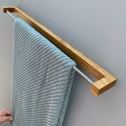 wieszak drewniany minimalistyczny, wieszak nowoczesny, drewniane akcesoria łazienkowe, ręcznie robiony wieszak, drewniany design, trwały wieszak z drewna, elegancki wieszak łazienkowy, ekologiczne dodatki do łazienki, styl skandynawski w domu, drewno i biel, loftowa łazienka, wieszak premium, solidny wieszak do łazienki, dodatki w stylu nordyckim

