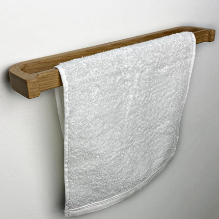 ręcznie robiony wieszak, drewniany design, trwały wieszak z drewna, elegancki wieszak łazienkowy, ekologiczne dodatki do łazienki, styl skandynawski w domu, drewno i biel, loftowa łazienka, wieszak premium, solidny wieszak do łazienki, dodatki w stylu nordyckim