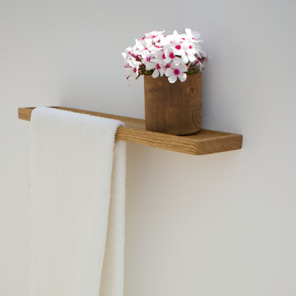 Nowoczesny drewniany wieszak z półką wykonany z litego dębu lub orzecha amerykańskiego to praktyczny i elegancki element wyposażenia domu. Solidne haczyki oraz stabilna półka pozwalają na przechowywanie odzieży, ozdób, roślin czy akcesoriów. Naturalne drewno, olejowane dla podkreślenia struktury, zapewnia trwałość i ponadczasowy wygląd.