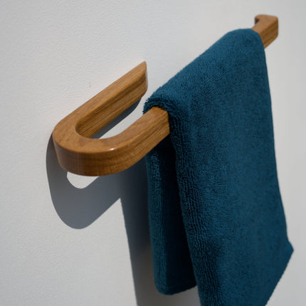 Minimalistyczny wieszak dębowy w łazience typu loft – montaż ścienny.