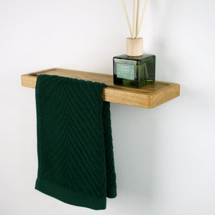 Drewniany uchwyt na ręcznik z dębową półką na ścianie łazienki