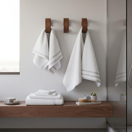 Zbliżenie na naturalny wieszak dębowy – widoczna tekstura drewna i precyzyjne wykończenie.