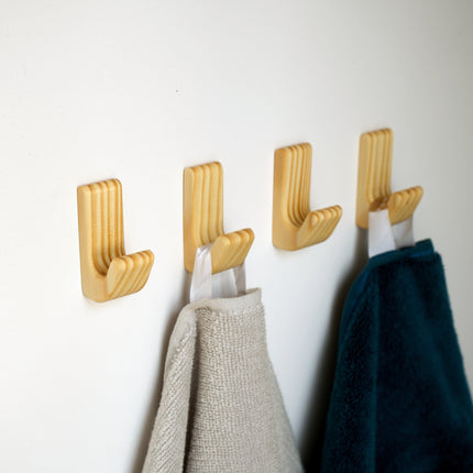 drewniane haczyki, haczyki ścienne, haczyki samoprzylepne, haczyki sosnowe, haczyki drewniane, haczyki do łazienki, haczyki do kuchni, haczyki do przedpokoju, haczyki do pokoju, haczyki na ręczniki, haczyki na ubrania, haczyki na klucze, haczyki dekoracyjne, haczyki wiszące, haczyki montowane bez wiercenia, haczyki na ścianę, haczyki ekologiczne, haczyki naturalne drewno, haczyki skandynawskie,