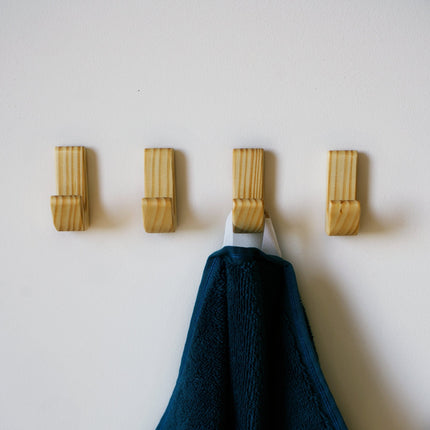 drewniane haczyki, haczyki ścienne, haczyki samoprzylepne, haczyki sosnowe, haczyki drewniane, haczyki do łazienki, haczyki do kuchni, haczyki do przedpokoju, haczyki do pokoju, haczyki na ręczniki, haczyki na ubrania, haczyki na klucze, haczyki dekoracyjne, haczyki wiszące, haczyki montowane bez wiercenia, haczyki na ścianę, haczyki ekologiczne, haczyki naturalne drewno, haczyki skandynawskie,